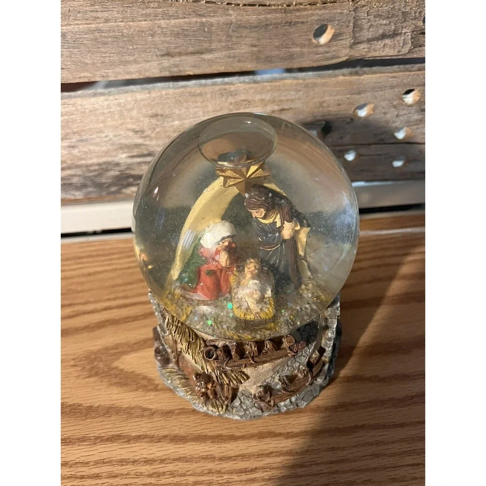 VTG  Nativity‎ Scene Musical Jingle Bells Snow Water Globe 6